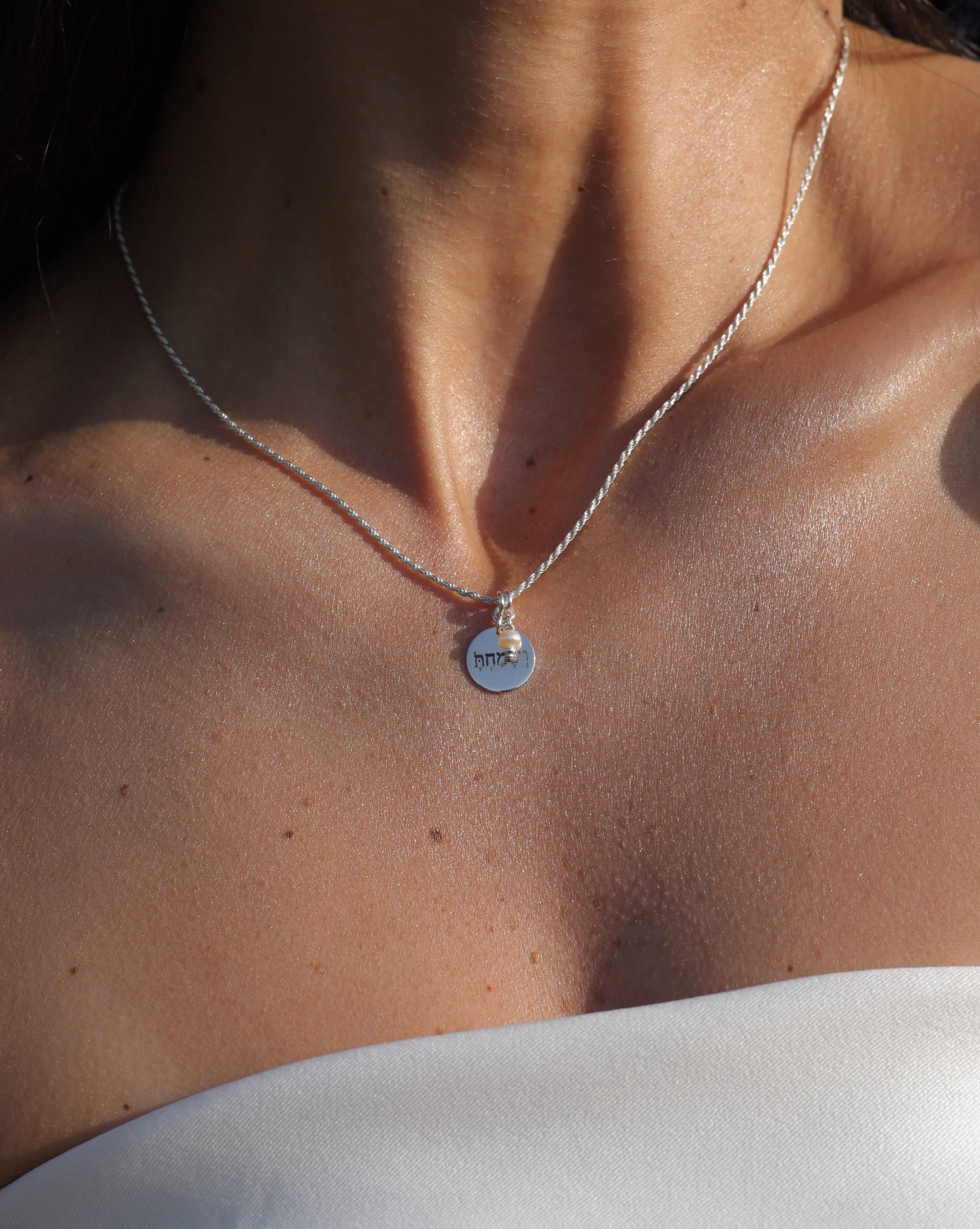 שרשרת כסף עם תליון עגול קטן ועדין לחריטה אישית ואבן חן לבחירה אישית